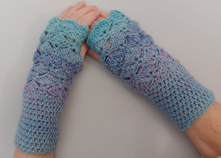 Crochet Lilac Wrist Warmer Fingerless Gloves Small To Medium (J118)
