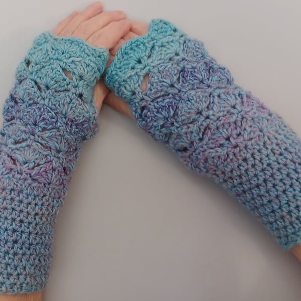 Crochet Lilac Wrist Warmer Fingerless Gloves Small To Medium (J118)