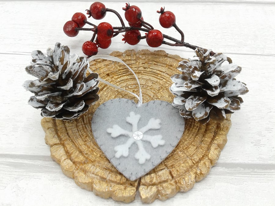 Christmas decorations, Heart and snowflake. Pocket hugs. Favours. Set of 10.