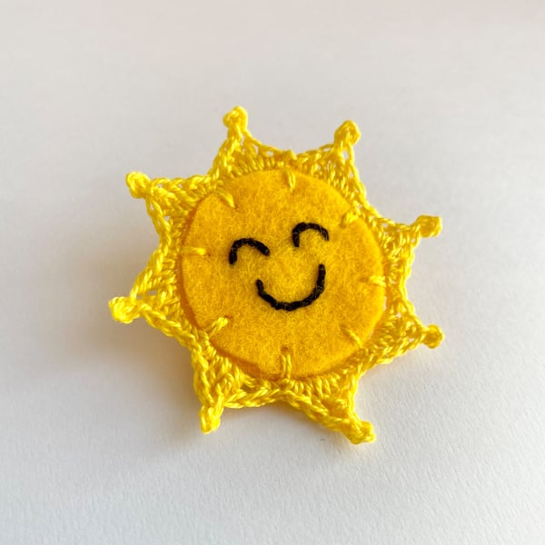 Smiling sun brooch 