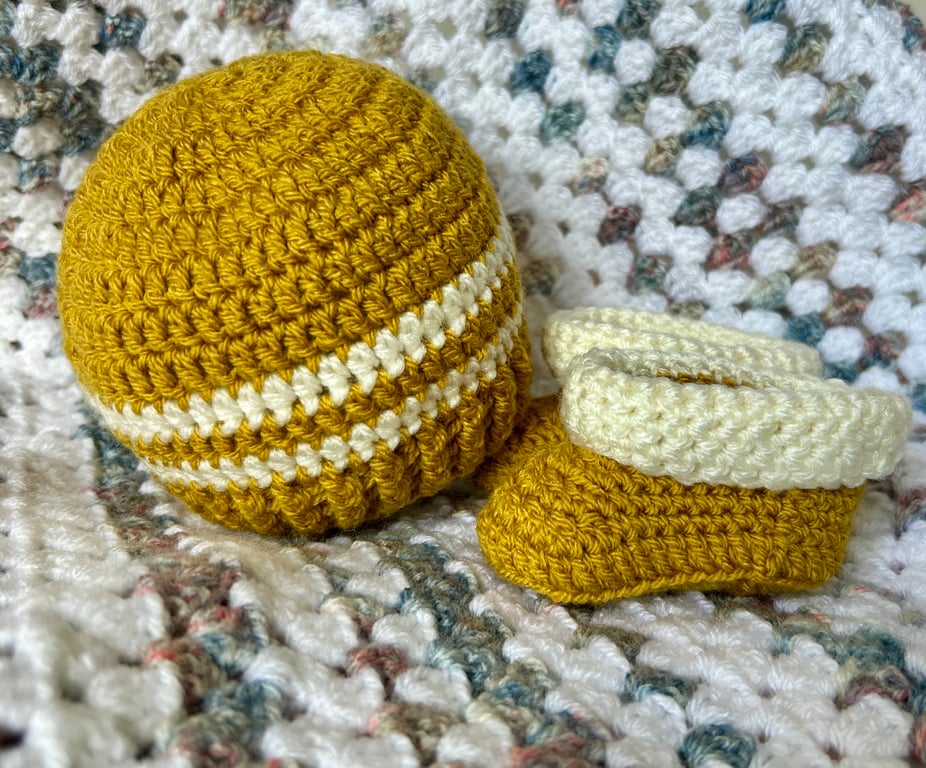 Newborn hat and booties set