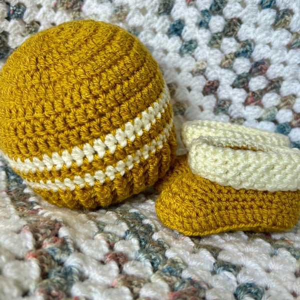 Newborn hat and booties set