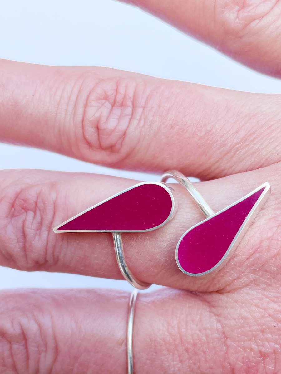 Colour changing silver ring