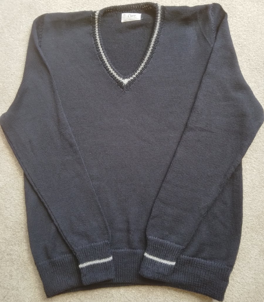 Merino wool V neck jumper in bottle green, chest 46 ins (117 cm)