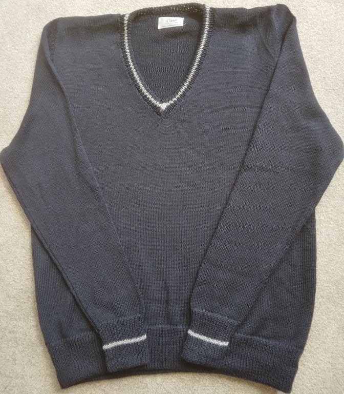 Merino wool V neck jumper in bottle green, chest 46 ins (117 cm)