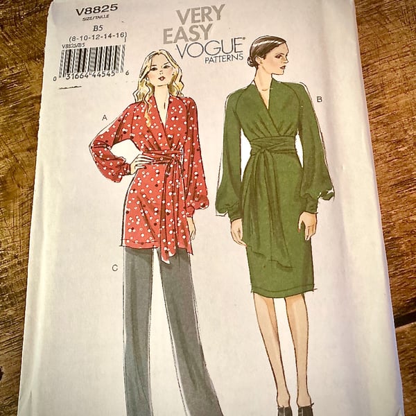 Vogue Very Easy V8825  Pattern - Ladies Dress, Tunic and Trouser 8- 16