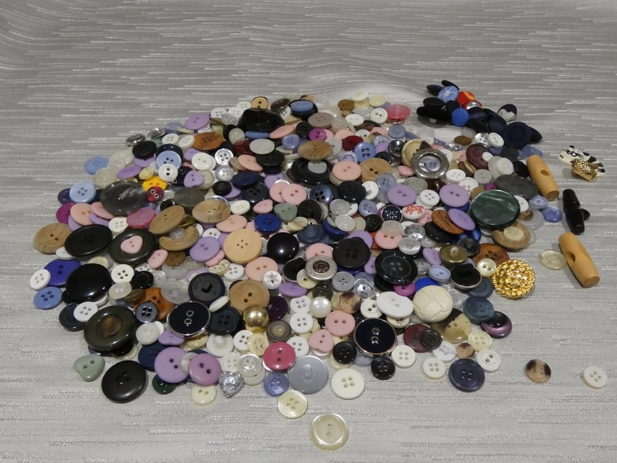 Job lot of mixed buttons, 290g, shaped,novelty,round etc