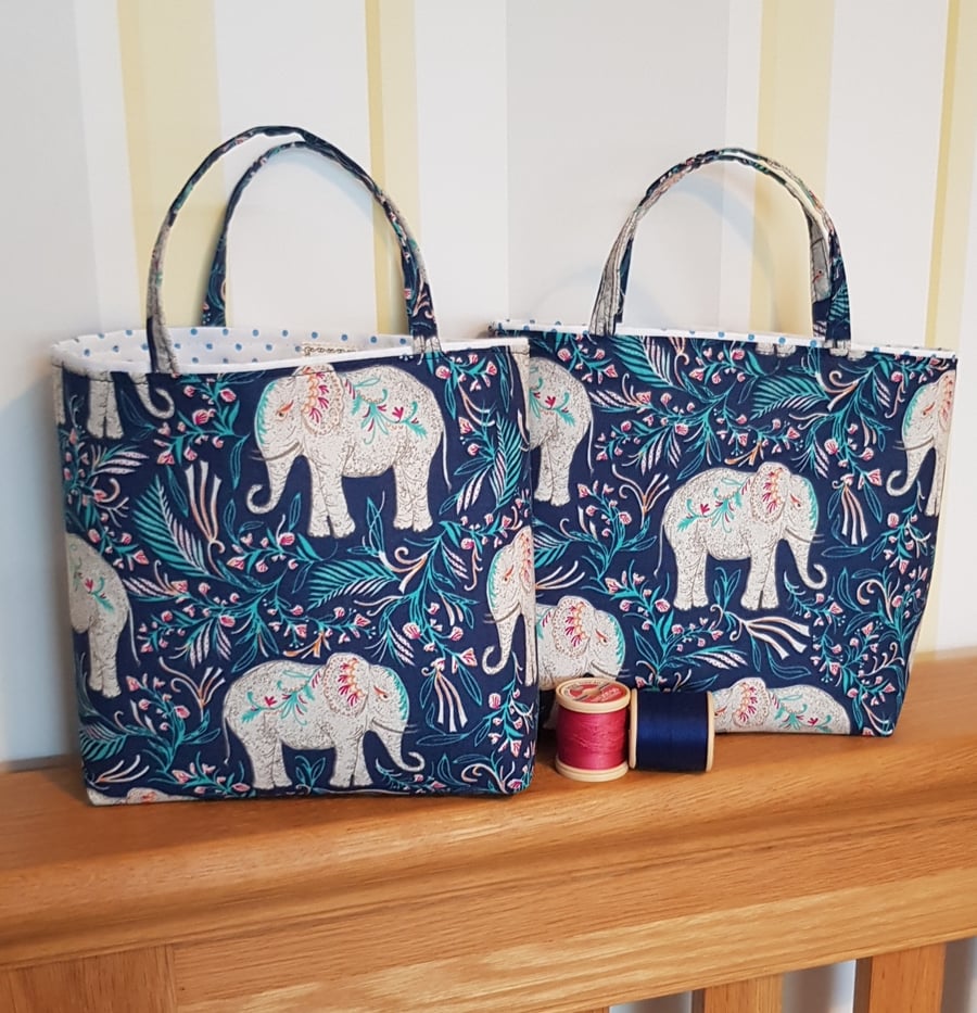 Gift bag: elephants on blue 
