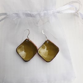 SMALL DOMED ENAMELLED EARRINGS - OLIVE