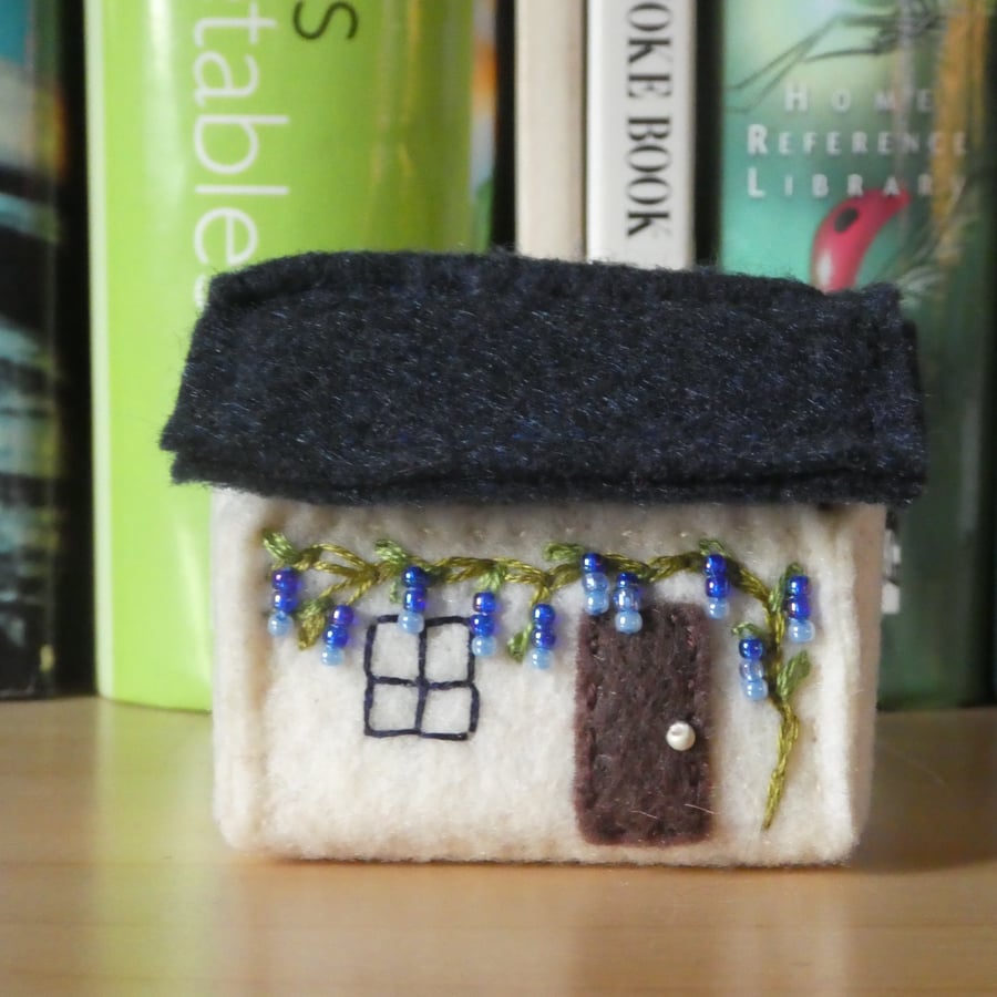 Wisteria Cottage - small felt box
