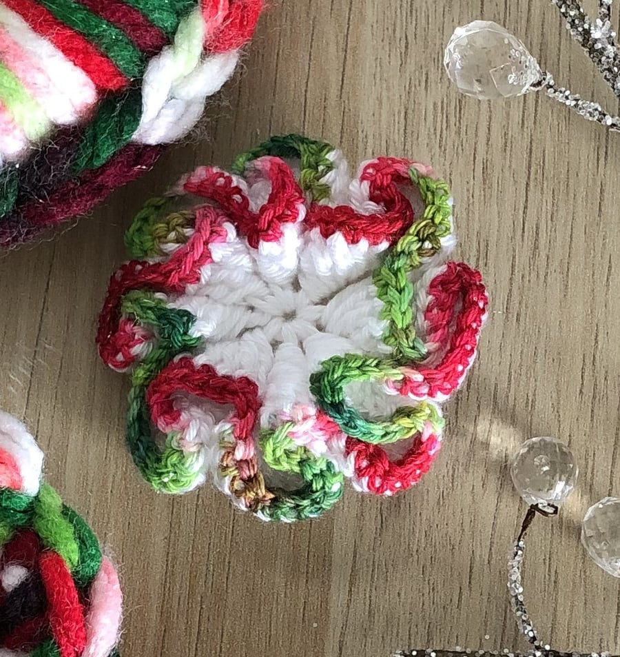 Yarn brooch, flower brooch, Christmas brooch, crochet brooch, wool brooch