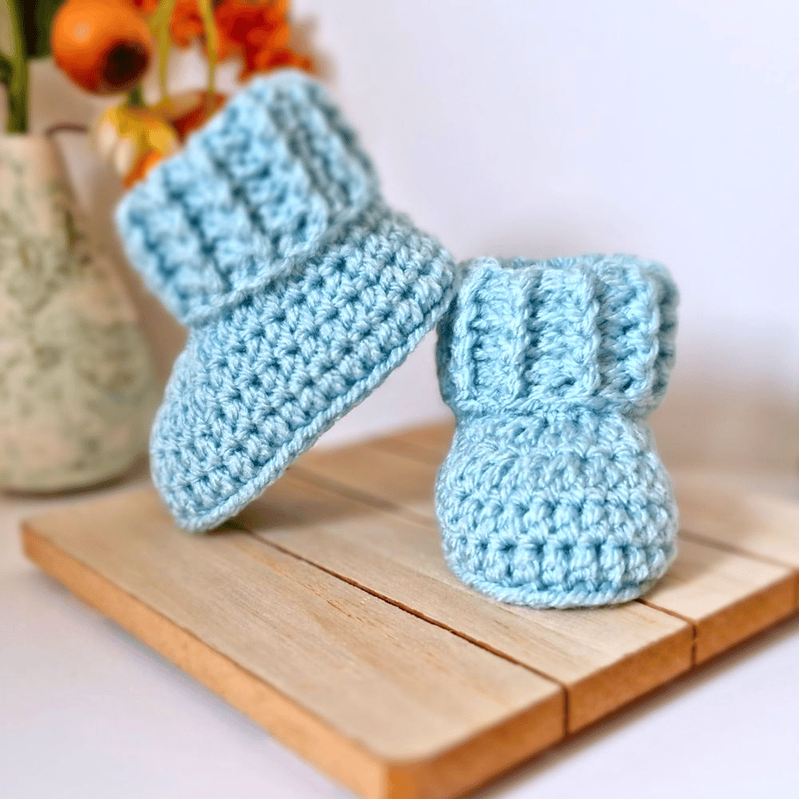 Crochet Baby Booties with Ridged Cuff 