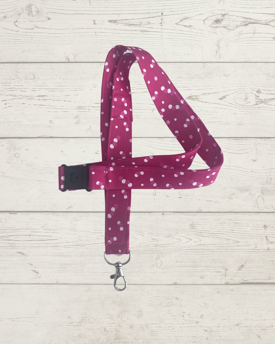 Lanyard with pocket for pen and glasses