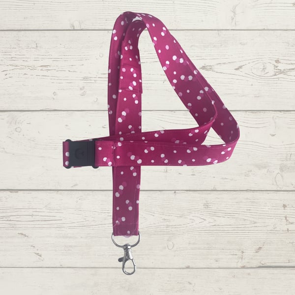 Lanyard with pocket for pen and glasses