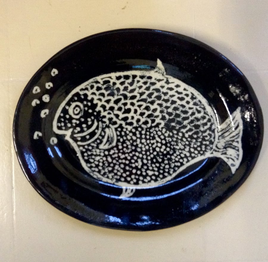 Dish in oval shape with black and white fish decoration