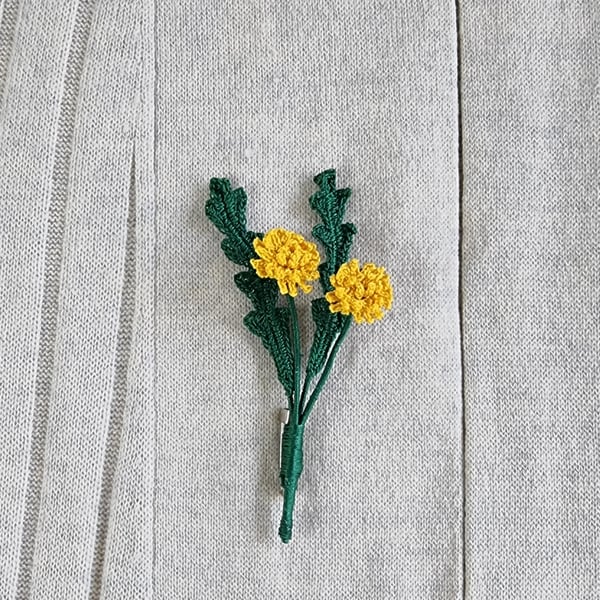 dandilion brooch