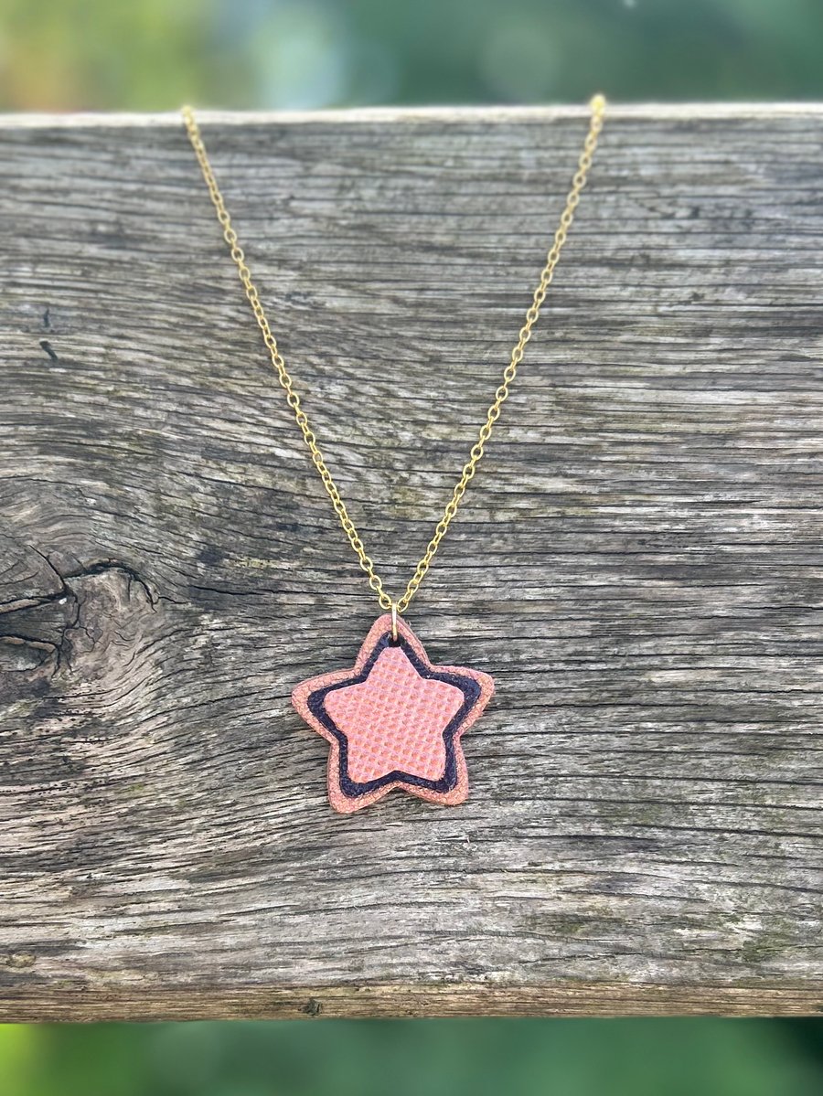 Star necklace in leather 