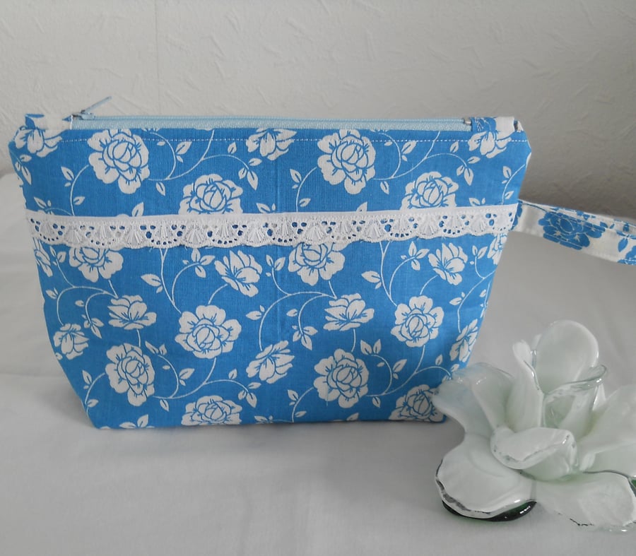 FLOWERS AND LACE MAKE UP BAG 
