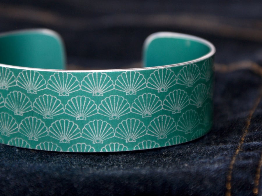 Geometric shell pattern cuff bracelet mint