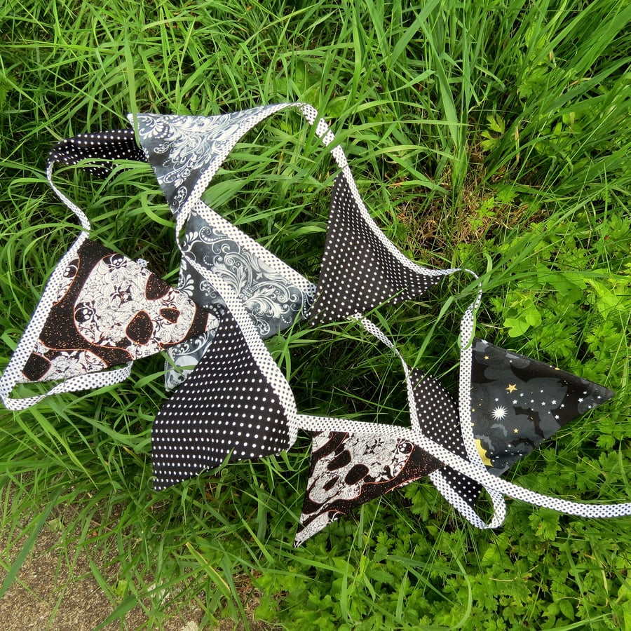 Halloween bunting. Double sided skulls bunting. 232cm excluding ties. Pirates.