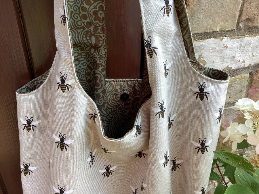 Bee print slouchy carry all bag.