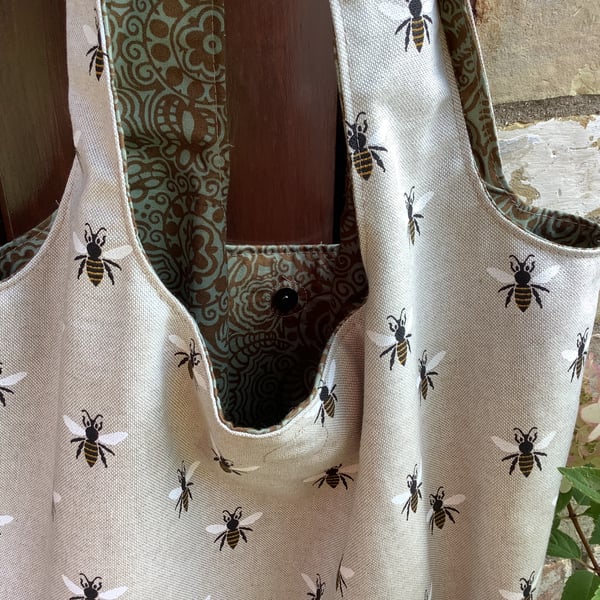 Bee print slouchy carry all bag.
