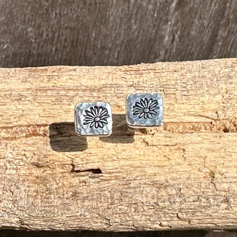 Studs, Silver daisy stud earrings, small and dainty