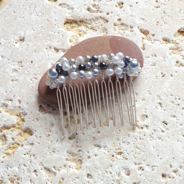 Hair comb in shades of grey & white glass pearls