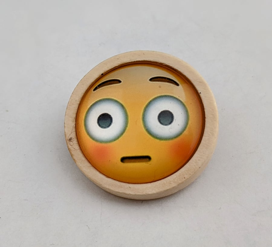 Confused Emoji brooch in wooden setting 001