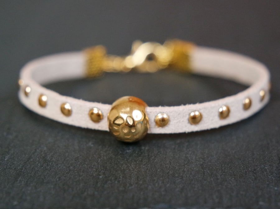 Hammered bead bracelet - cream white gold faux suede