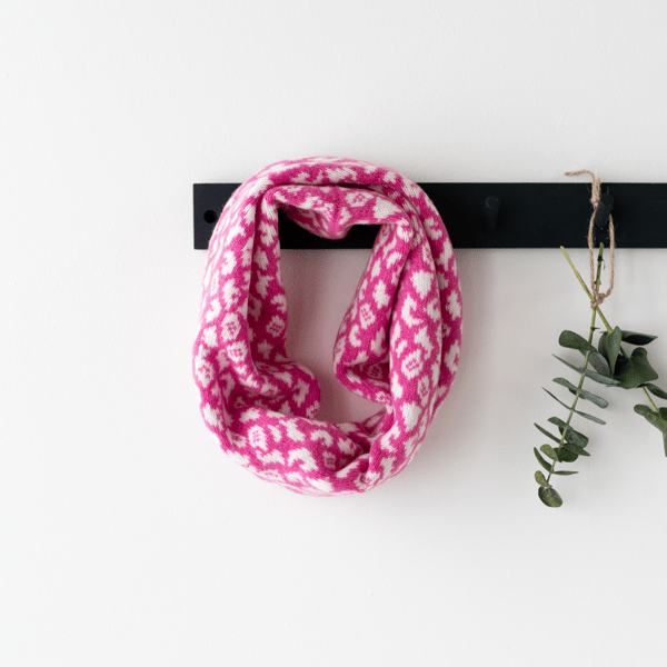 Leopard knitted cowl - bubblegum pink and white