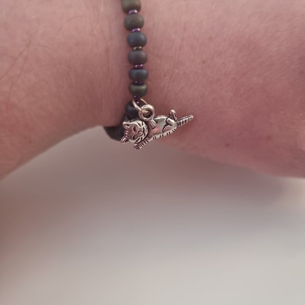 Black seed bead bracelet with cat charm