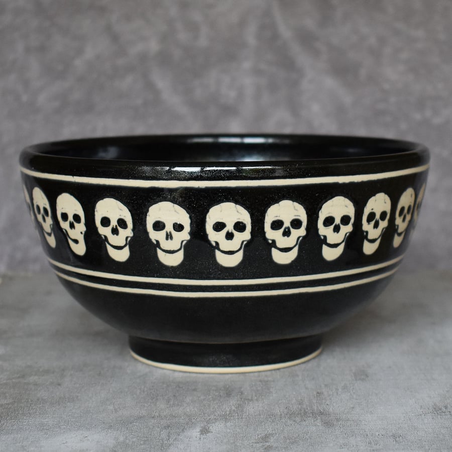 19-251 Black sparkly bowl with skulls