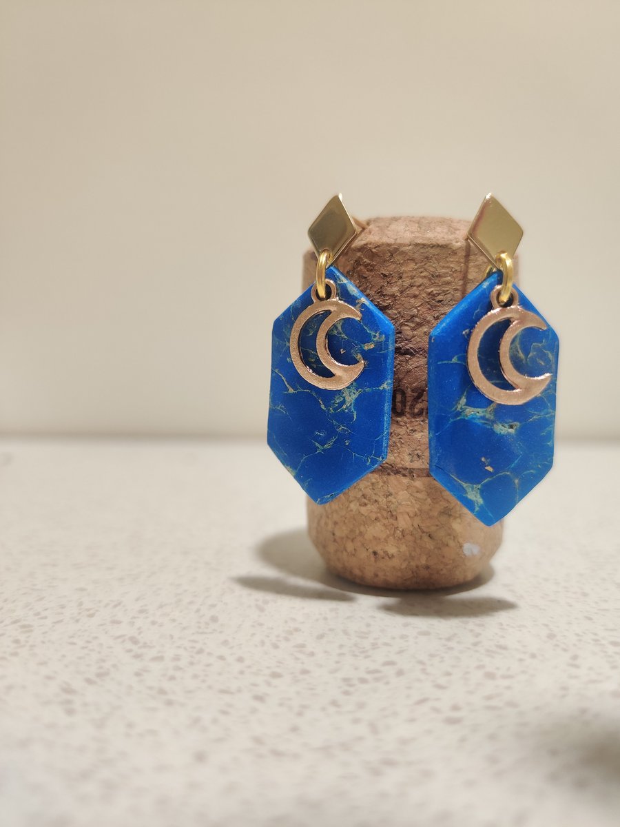 Blue galaxy arch dangles 