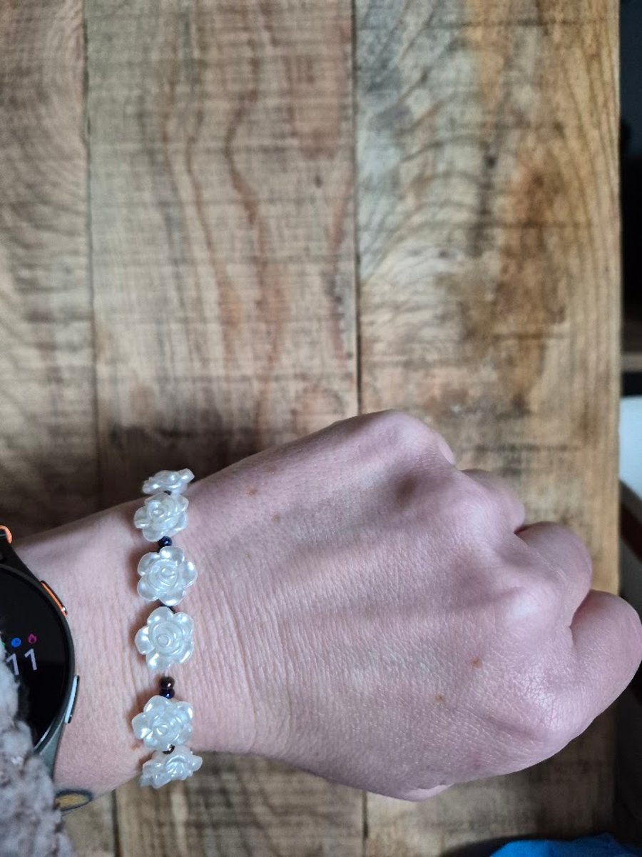 Handmade White Floral Beaded Bracelet – Frosted Rose Beads 
