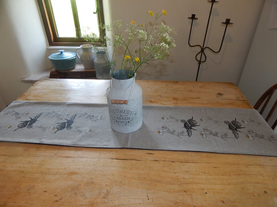 Bee and daisy - Table runner