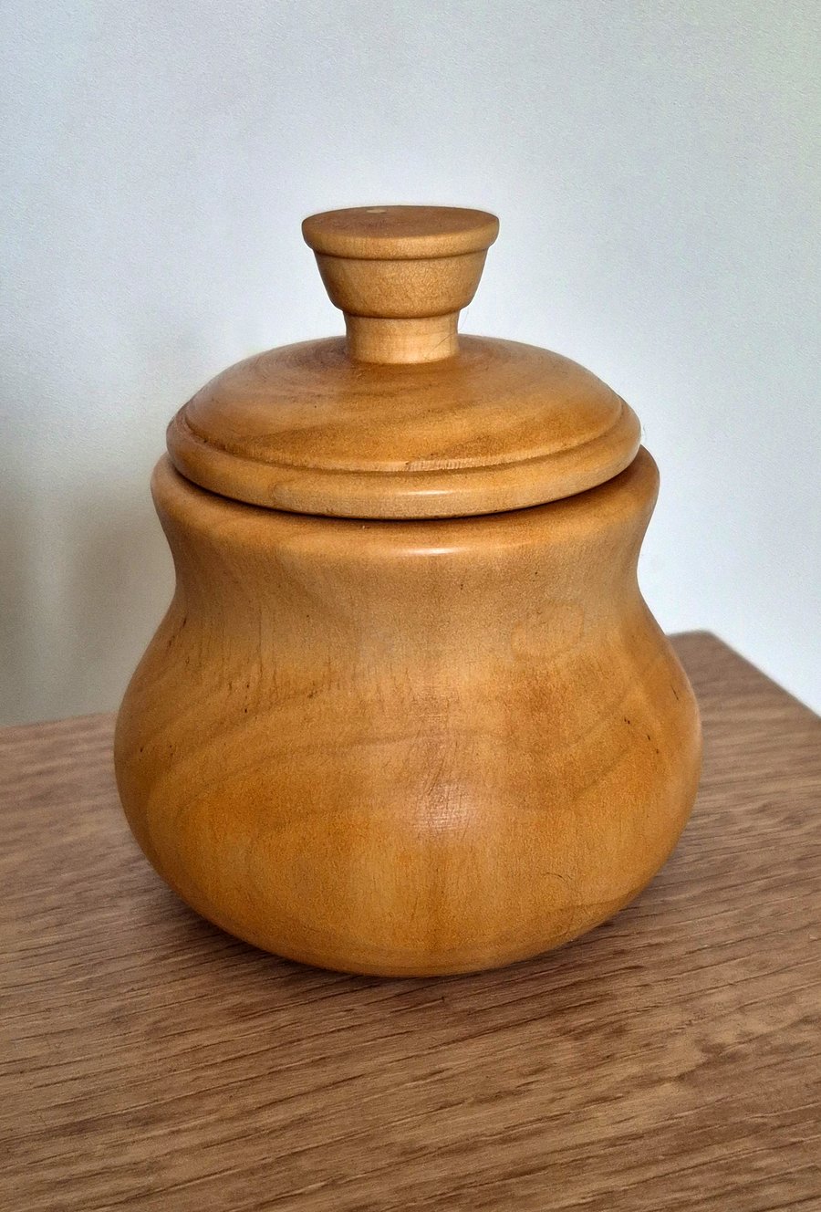 Small maple keepsake trinket pot