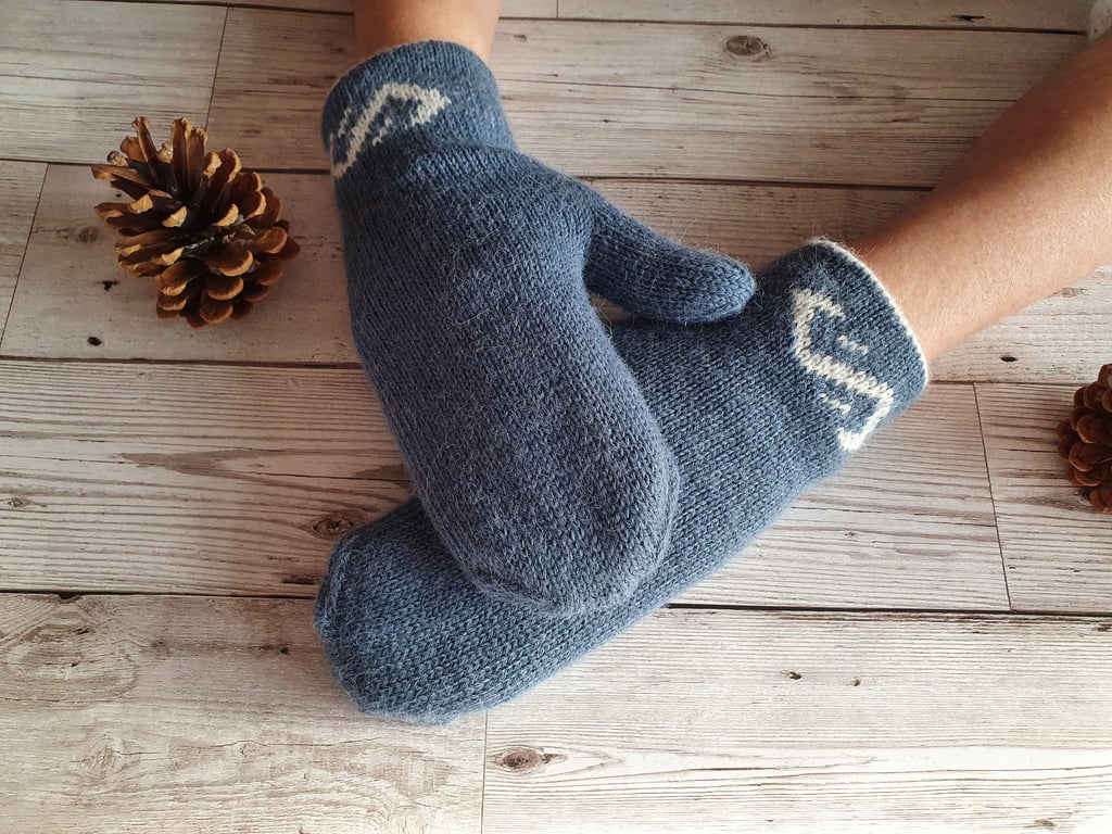 Finely knit reversible women’s mittens