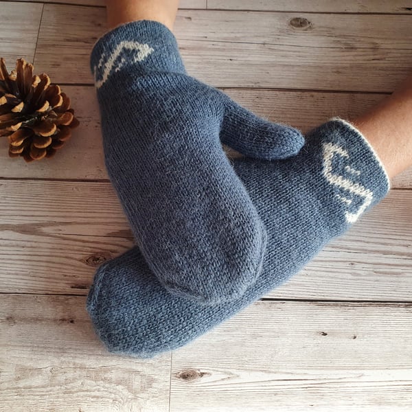 Finely knit reversible women’s mittens