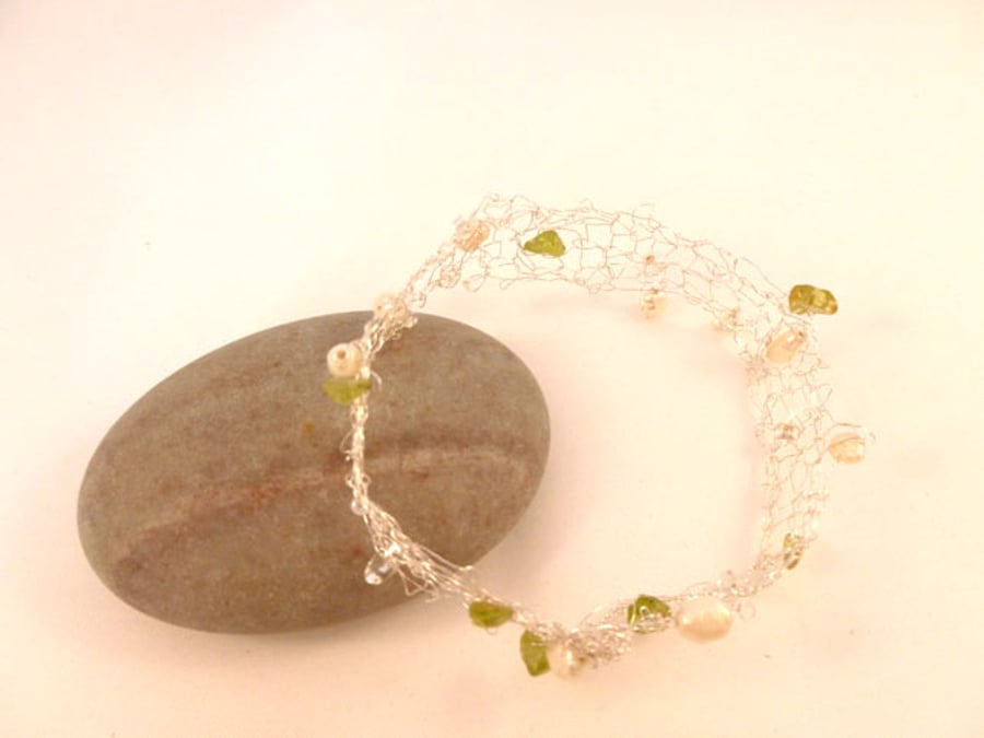 Knitted wire bracelet with freshwater pearls and peridot beads