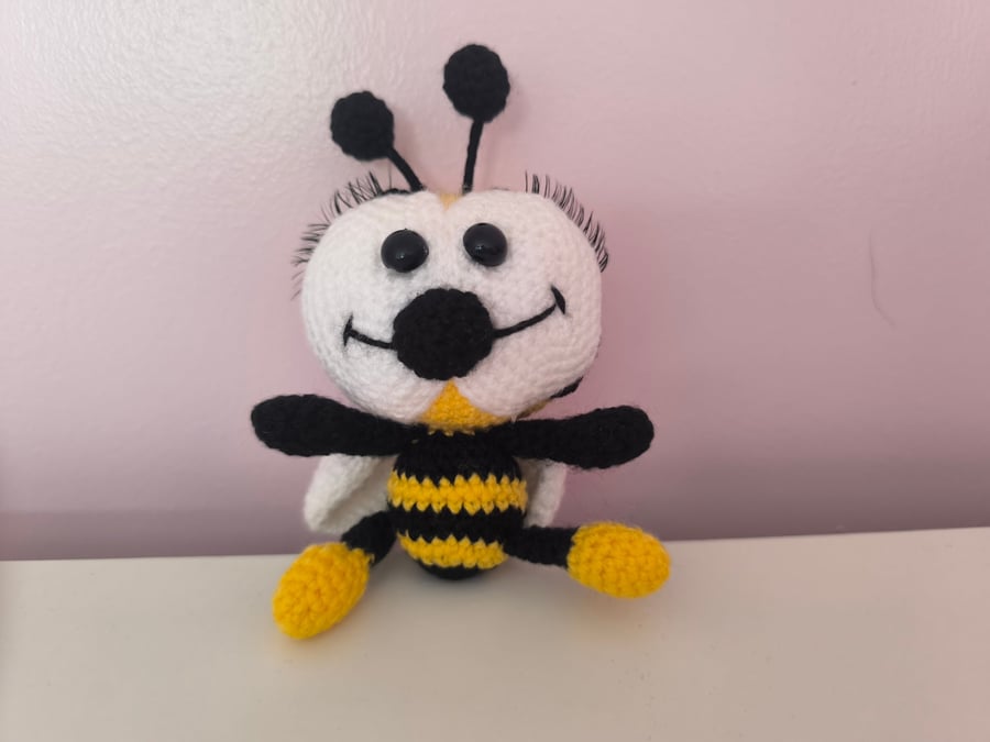 Crochet bee