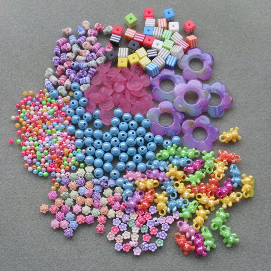 De Stash Selection of Acrylic Beads