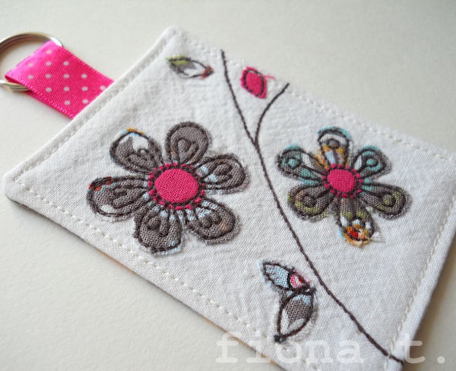 embroidered flowers keyring - beige & pink