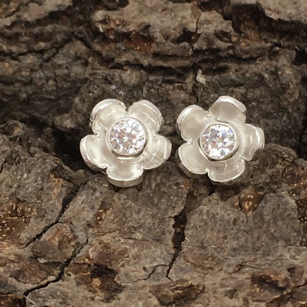 Flower stud earrings - silver, handmade, metalsmith, daisy petals