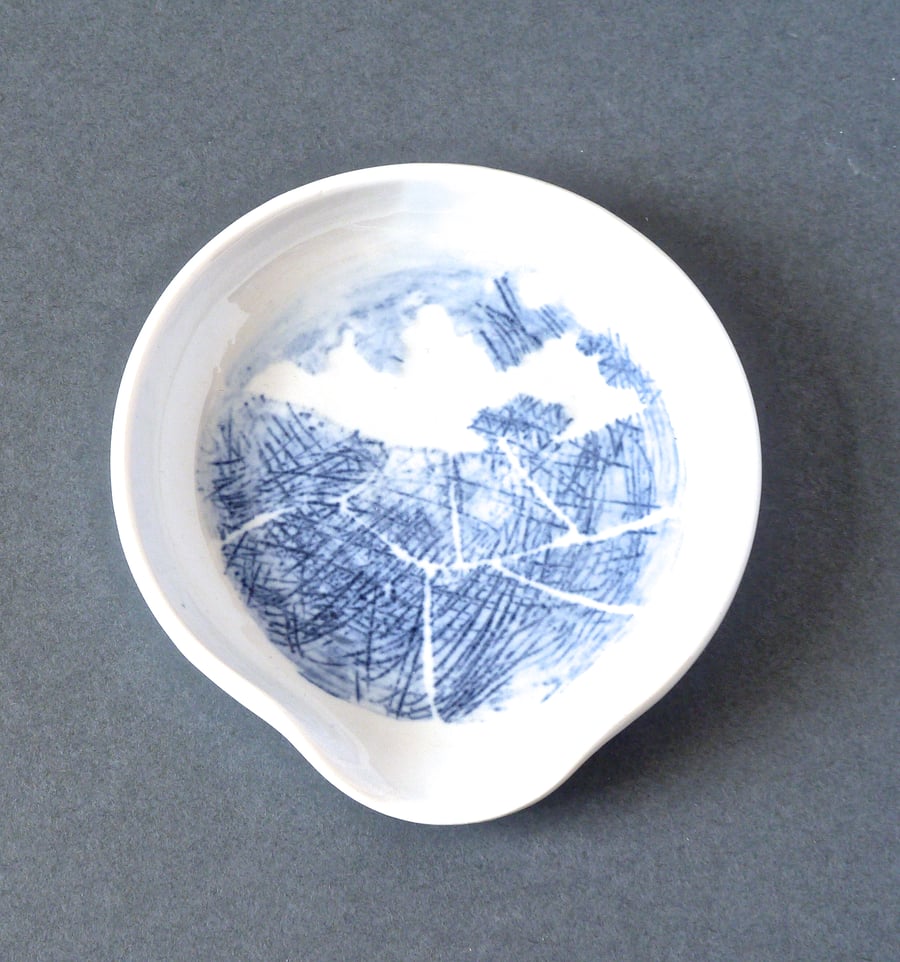 .A really useful porcelain spoon rest dish with a Hampshire landscape decoration