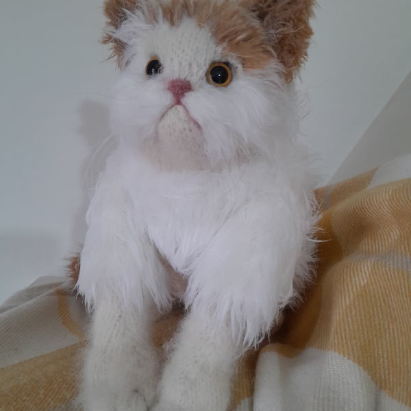 Persian Kitten, dotpebblesknits design, Knitted Cat 