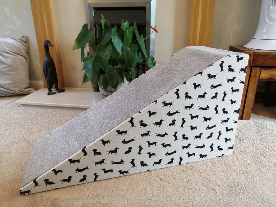 40cm H. x 80cm L. Daxie Ramp,Black Dachshunds Themed Fabric, Cream Carpet