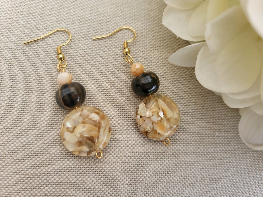 Stylish pair of dangle earrings in a brown and beige colour way