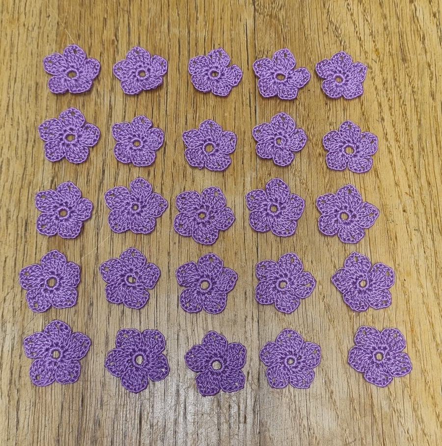 CRAFT SUPPLY - 25 PURPLE FLOWERS 3CM - HANDCROCHETED - 100% COTTON 
