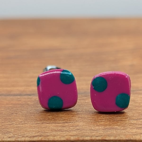 Hot pink square with green dots stud earrings 
